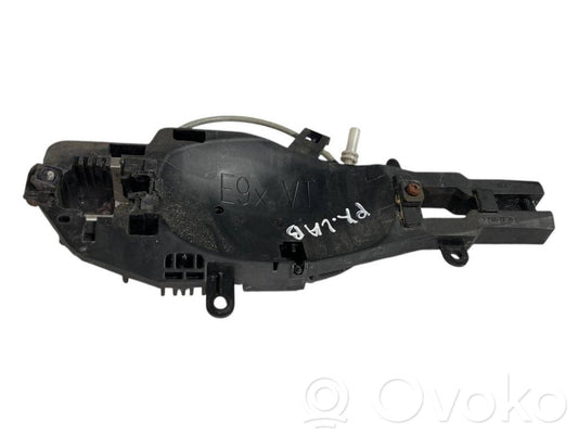 Priekšpusē turētājs / kronšteins ārējam atvēršanas rokturim