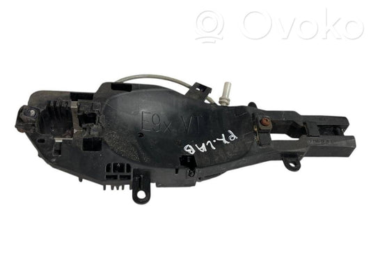 Priekšpusē turētājs / kronšteins ārējam atvēršanas rokturim