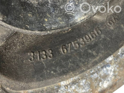 Priekšpusē amortizators ar atsperi