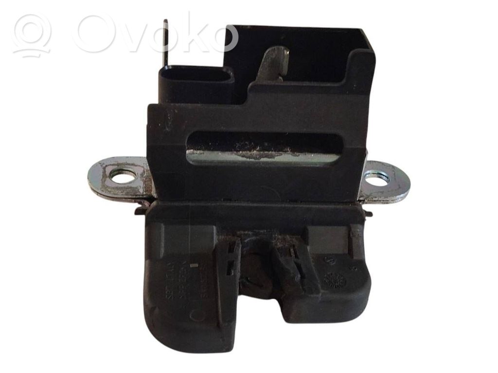 Aizmugurējā pārsega slēdzene