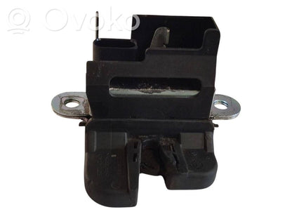 Aizmugurējā pārsega slēdzene