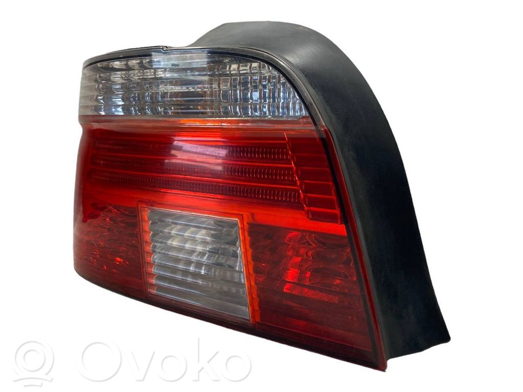 Aizmugurējais lukturis virsbūvē