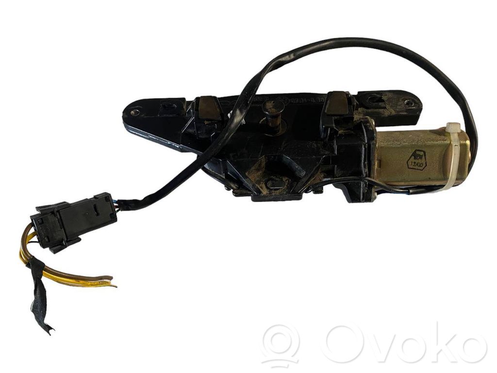 Aizmugurējā pārsega pievilcējs