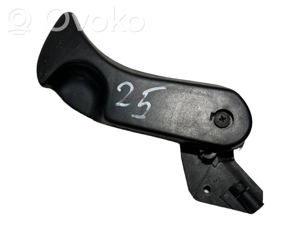 Dzinēja pārsega attaisīšanas rokturītis