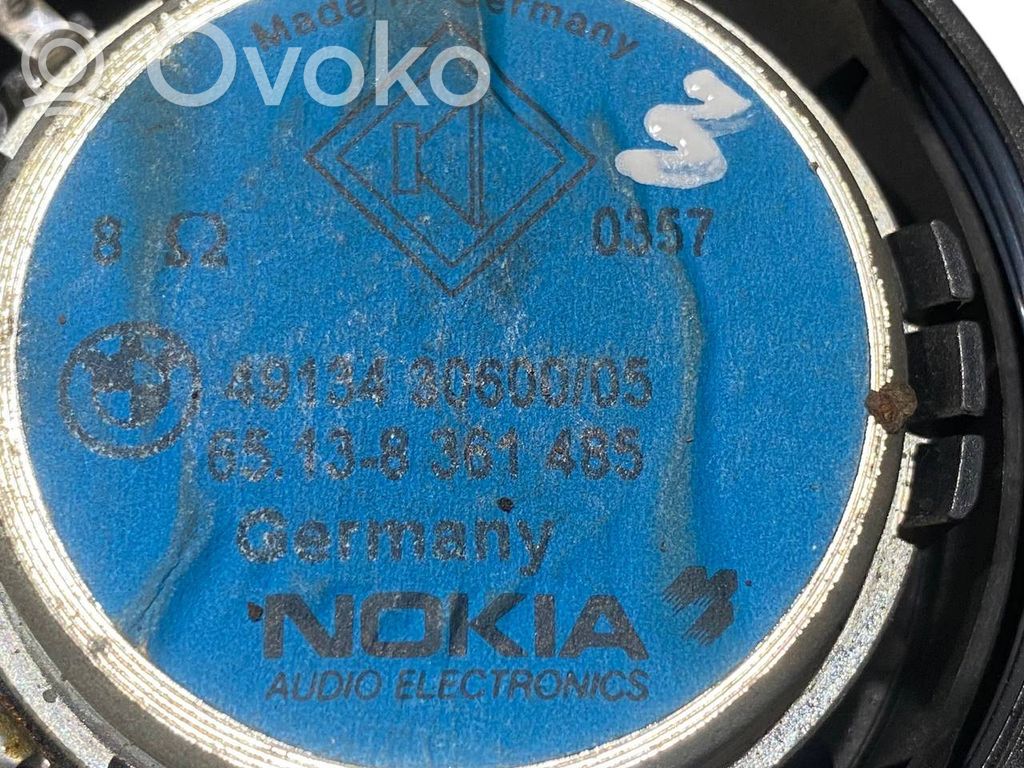 Skaļrunis (-i) priekšējās durvīs