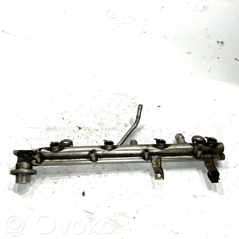 Fuel main pipe