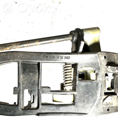 Priekšpusē turētājs / kronšteins ārējam atvēršanas rokturim