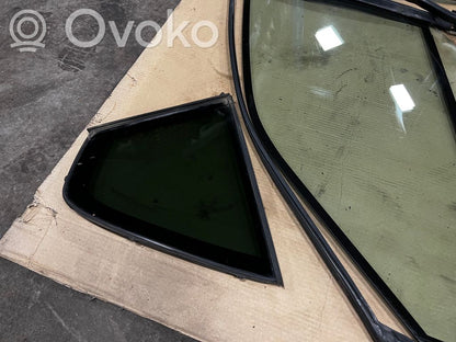 priekšējo durvju stikls (četrdurvju mašīnai)