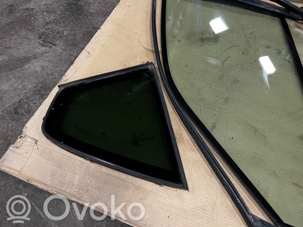 priekšējo durvju stikls (četrdurvju mašīnai)