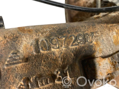 Aizmugurē riteņa rumbas vārpstas šarnīrs (stupica, capfa)