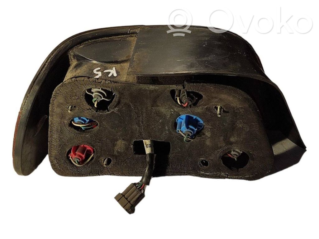 Aizmugurējais lukturis virsbūvē