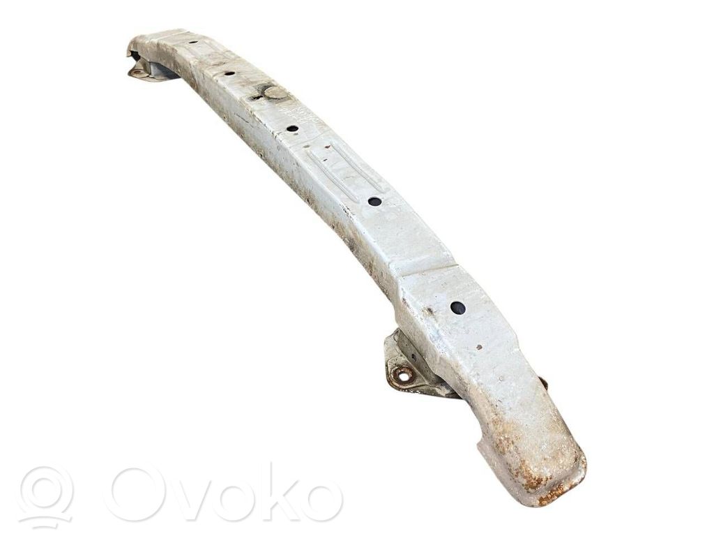 Priekšpusē bampera sija / balka