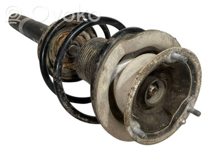 Priekšpusē amortizators ar atsperi