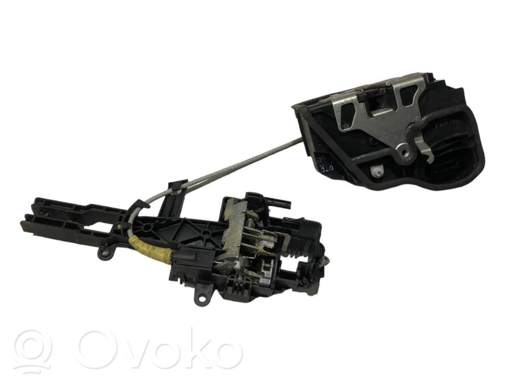 Priekšpusē slēdzene