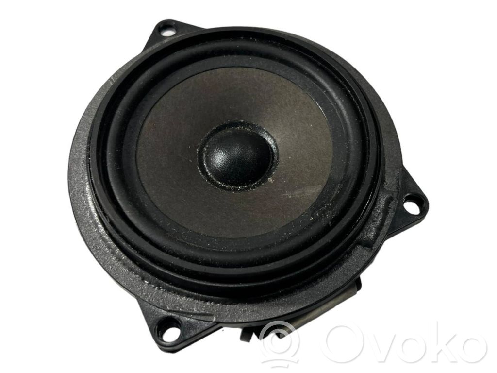 Speaker(s) in front door