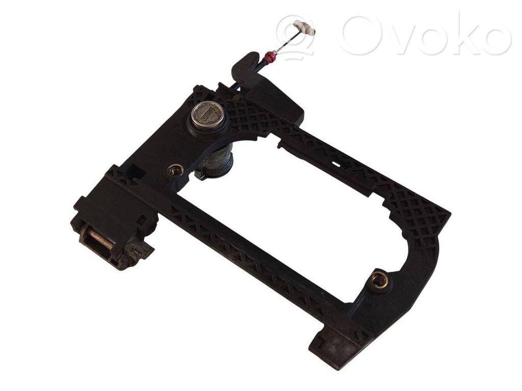 Priekšpusē turētājs / kronšteins ārējam atvēršanas rokturim