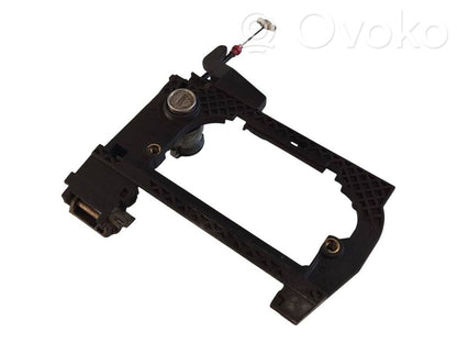 Priekšpusē turētājs / kronšteins ārējam atvēršanas rokturim