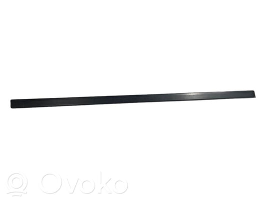 Priekšpusē durvju dekoratīvā apdare (moldings)