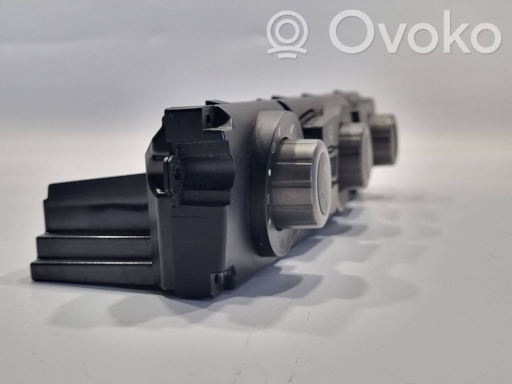 Gaisa kondicioniera / klimata kontroles / salona apsildes vadības bloks (salonā)