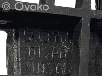 Dzinēja pārsega dekoratīvais režģis