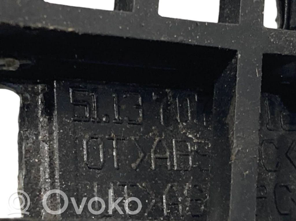 Dzinēja pārsega dekoratīvais režģis