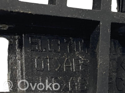 Dzinēja pārsega dekoratīvais režģis