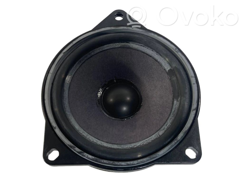 Skaļrunis (-i) aizmugurējā palodzē