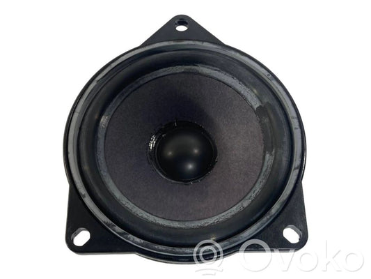 Speaker(s) in the rear window