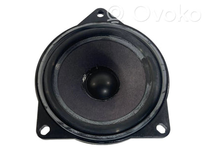 Skaļrunis (-i) aizmugurējā palodzē