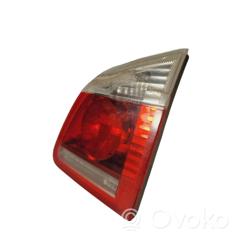 Aizmugurējais lukturis pārsegā