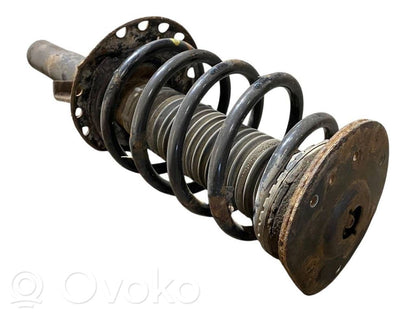 Priekšpusē amortizators ar atsperi