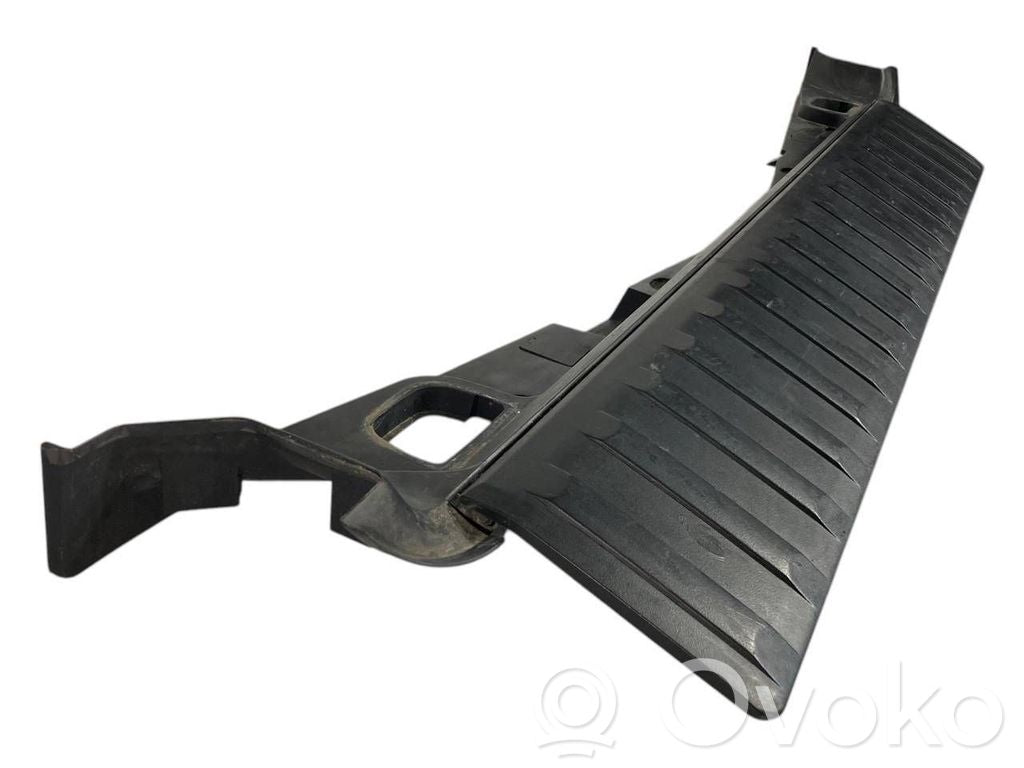 Нижняя панель отделки багажника