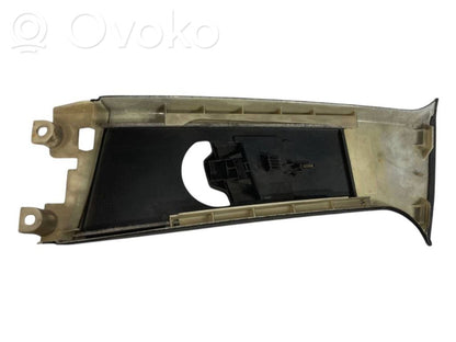 (B) statņa dekoratīvā apdare (augšdaļa)