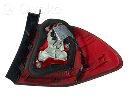 Aizmugurējais lukturis virsbūvē