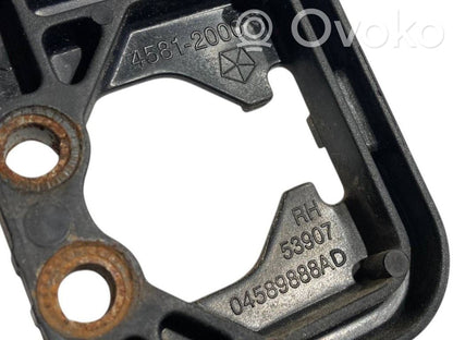 Priekšpusē turētājs / kronšteins ārējam atvēršanas rokturim