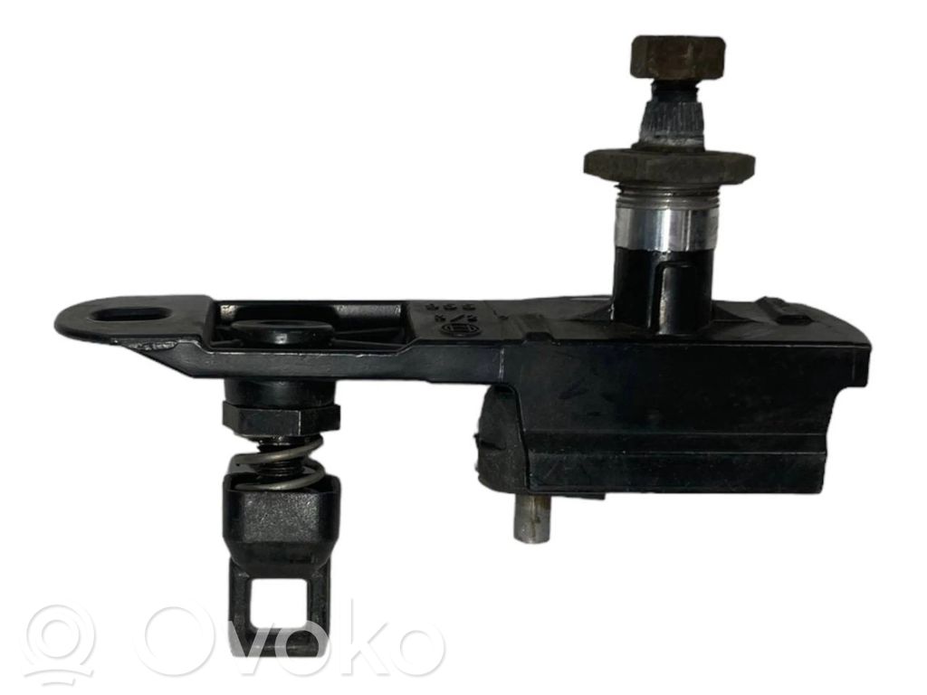 Aizmugurējā stikla tīrītāja mehānisms