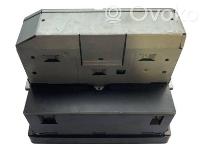 Radio / CD/DVD atskaņotājs / navigācija