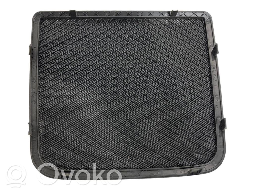 Aizmugurē skaļruņa dekoratīvā apdare