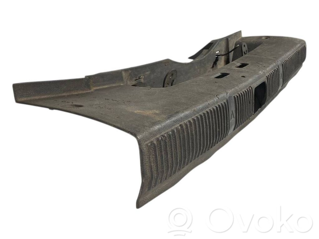 Bagāžnieka sliekšņa dekoratīvā apdare