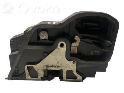 Priekšpusē slēdzene