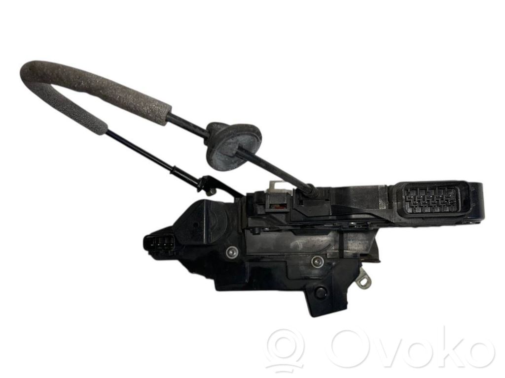 Priekšpusē slēdzene