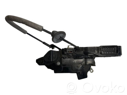 Priekšpusē slēdzene