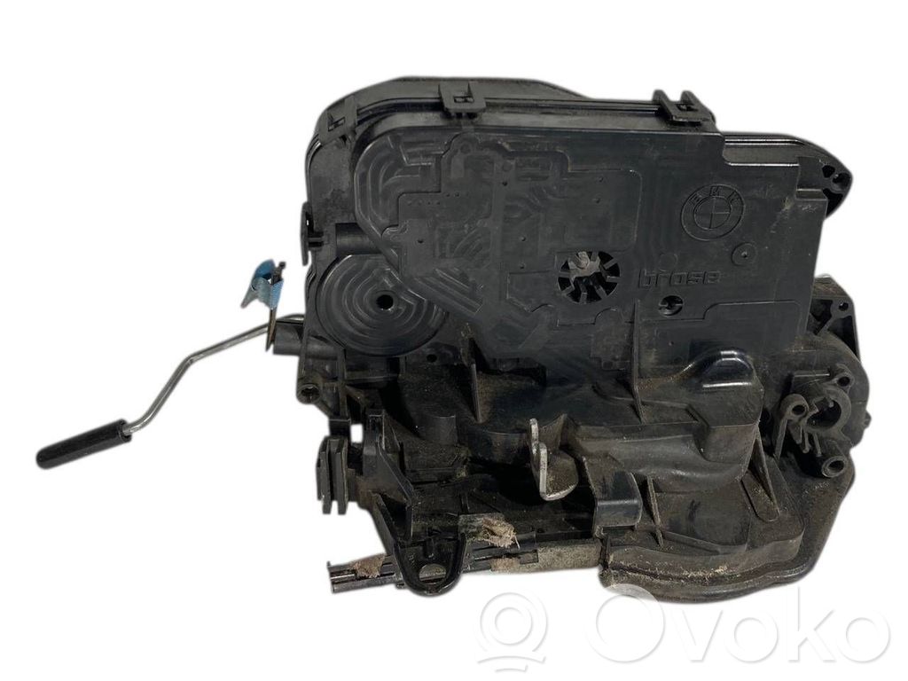 Priekšpusē slēdzene