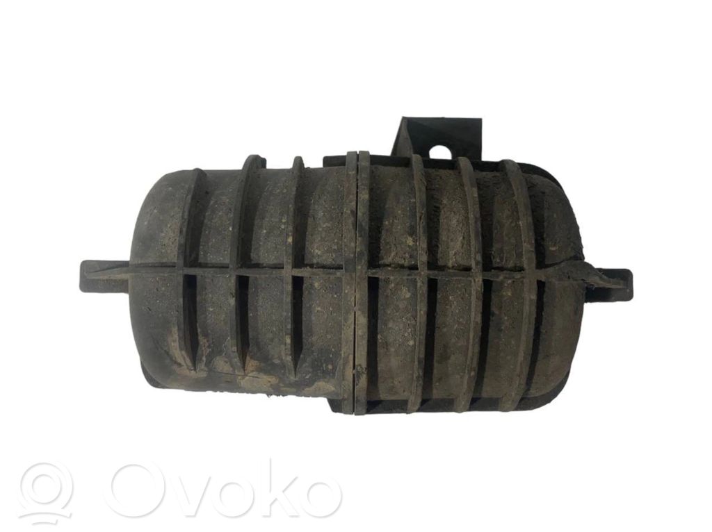 Vacuum air tank