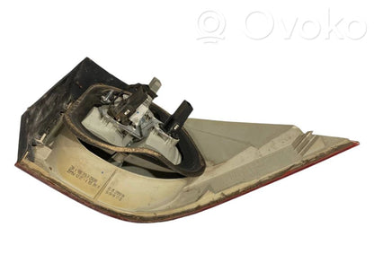 Aizmugurējais lukturis virsbūvē