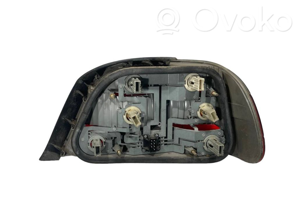 Aizmugurējais lukturis virsbūvē