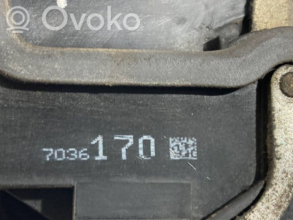 Priekšpusē slēdzene