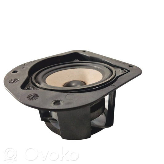 Skaļrunis (-i) aizmugurējā palodzē