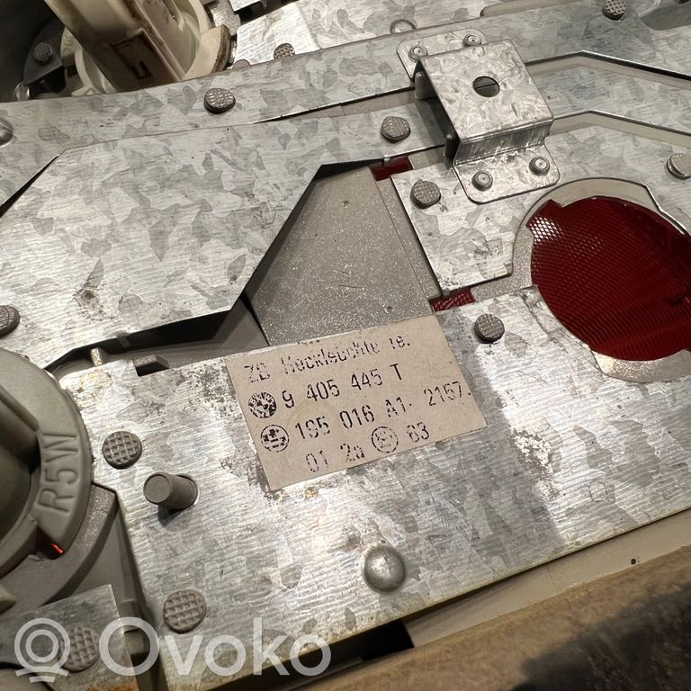 Aizmugurējais lukturis virsbūvē