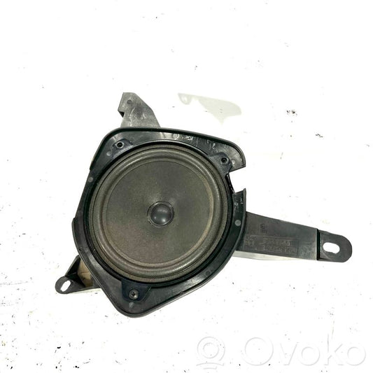 Skaļrunis (-i) aizmugurējā palodzē